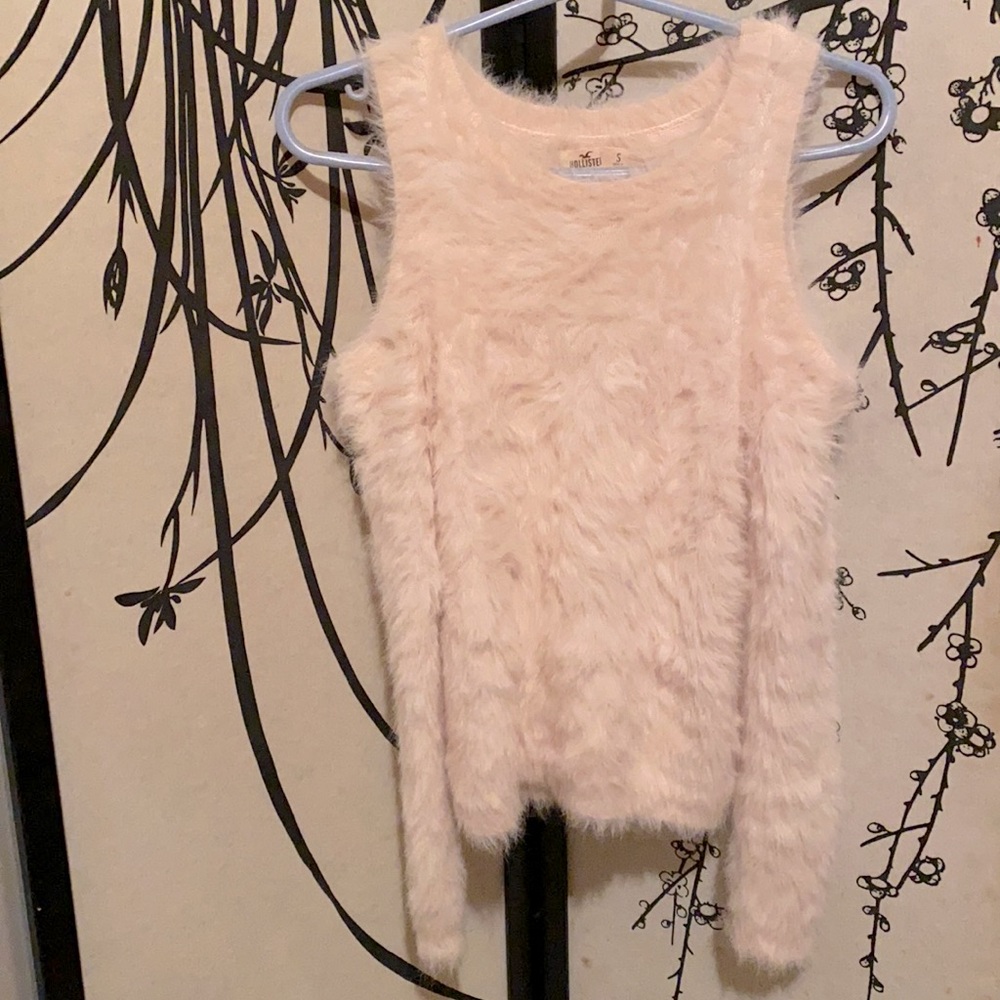 Hollister Faux Fur Could  Sholder Sweater